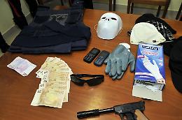 Rapina in banca: le foto dei carabinieri e del materiale sequestrato