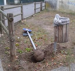 Vandali al Parco della Pace: cartelli divelti e sporcizia