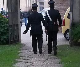 Si taglia le vene, chiama l'amica: ma è tardi per i soccorsi