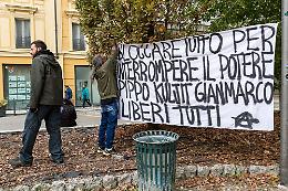 Le immagini del presidio dei centri sociali in piazza Roma a Cremona