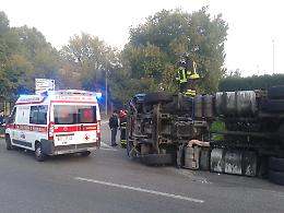 Si ribalta un mezzo pesante
Castelleonese, traffico in tilt
