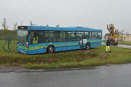 Perde il controllo del bus e finisce fuori strada