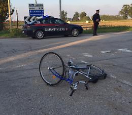 Auto urta bici, donna all'ospedale