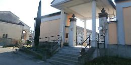 In visita al cimitero, derubati: vetro in frantumi, via la borsetta