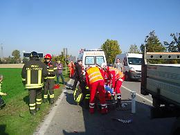 Furgone piomba su auto in coda: cinque feriti, due gravi