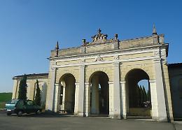 Cancello automatico sull'ora legale, donne intrappolate nel cimitero
