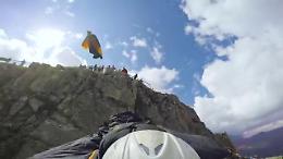 Volo radente sulle rocce, il folle inseguimento con la wingsuit