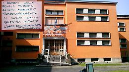 Bagni intasati alla Bissolati. Protestano genitori e famiglie