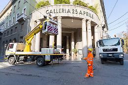 Addio al filobus, operai al lavoro nel centro storico