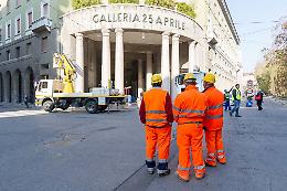 Le foto delle operazioni di rimozione della linea aerea del filobus a Cremona