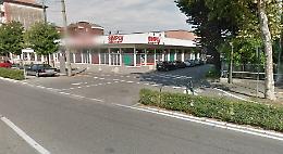 Ruba liquori al Simply, 31enne inseguito e arrestato