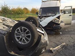 Violento scontro suv-furgone,  tre persone ferite