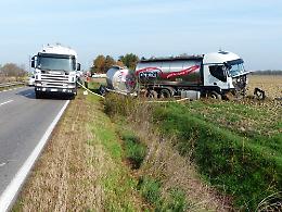 Le foto della cisterna fuori strada a Martignana e delle operazioni di travaso del latte