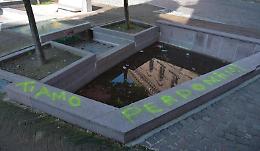 Vandalo innamorato lorda la fontana di piazza Turati
