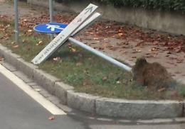 Cartelli abbattuti, caccia ai vandali