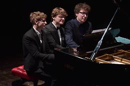 Sei mani, un pianoforte
