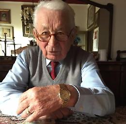 Lo abbraccia per sfilargli l'orologio