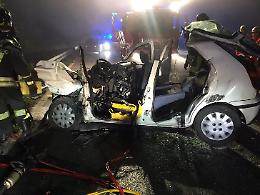 Auto contro camion, muore operaio di 48 anni