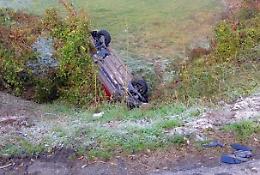 Auto nella scarpata, conducente illeso