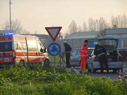 Scontro tra un'auto e una bici alla rotonda Po