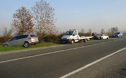 Urta auto in sosta e va fuori strada, paura allo svincolo