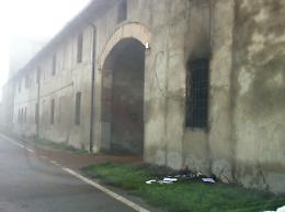 Brace cade dalla stufa: salva una coppia di anziani, casa distrutta dalle fiamme