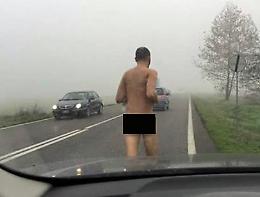 Uomo nudo sulla via Giuseppina