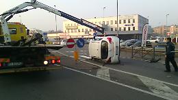 Auto si ribalta in via Macello
conducente illeso, traffico in tilt
