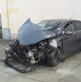 Taglia la rotonda e sradica il guardrail: 33enne ferito