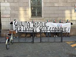 CasaPound 'regala' sacchi di carbone alla giunta comunale