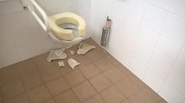 Bagno rotto con i petardi, caccia ai vandali