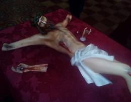 Braccia spezzate al Crocifisso