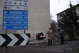Con l'auto sfonda il muro di una casa