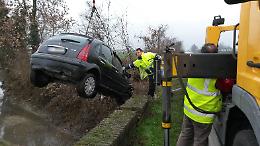 Sbatte contro un muretto e vola nel fosso: paura per una 82enne
