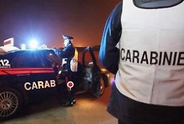 Fugge al controllo, si schianta contro un muro e rifiuta i test: denunciata una 53enne