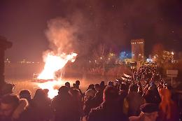 Show di fuoco sull'acqua