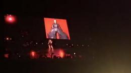 Omaggio di Madonna a David Bowie: sul palco di Huston canta "Rebel Rebel"