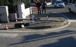 Camionista abbatte semaforo e scappa: rintracciato dai vigili