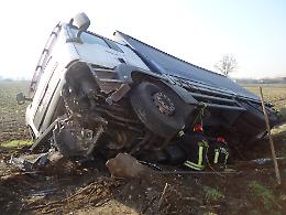Il camion rovesciato e l'intervento dei vigili del fuoco sulla Paullese