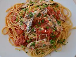 LA RICETTA. Spaghetti alla puttanesca di alici e colatura di Cetara