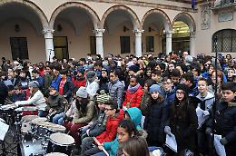 Gli studenti della media Galmozzi e le autorità in piazza Duomo