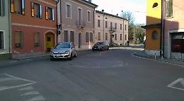 Spazzatrice ostacolata dalle auto in sosta, multe in arrivo