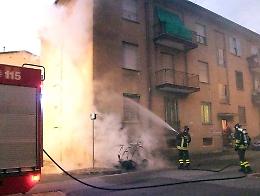 Scantinato va a fuoco, 
palazzina invasa dal fumo