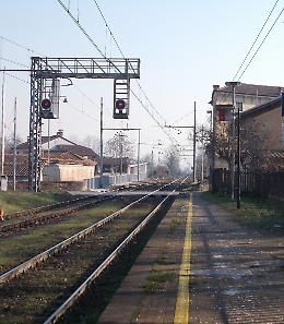 Auto contro il passaggio a livello, disagi al traffico su strada e ferrovia