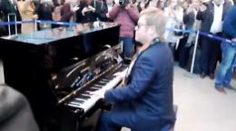 Elton John sorprende Londra: regala un piano e suona in stazione