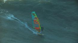 Portogallo, windsurfer sfida l'onda gigante: il primo a domare Nazaré
