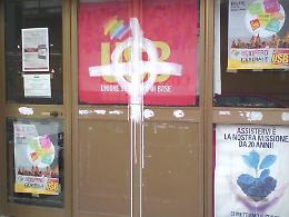 Svastiche, croci celtiche e insulti
vandalismi alla sede dell'Usb