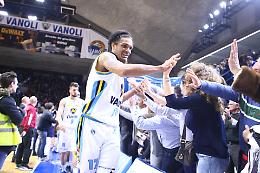 Vanoli miracolosa,  Venezia ko all'overtime (74-73)