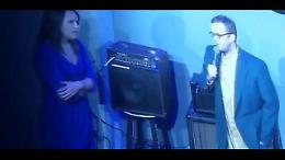 La proposta finisce male: attore lasciato sul palco dalla fidanzata