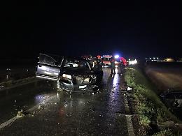 Scontro frontale sotto la pioggia: cinque feriti, uno grave